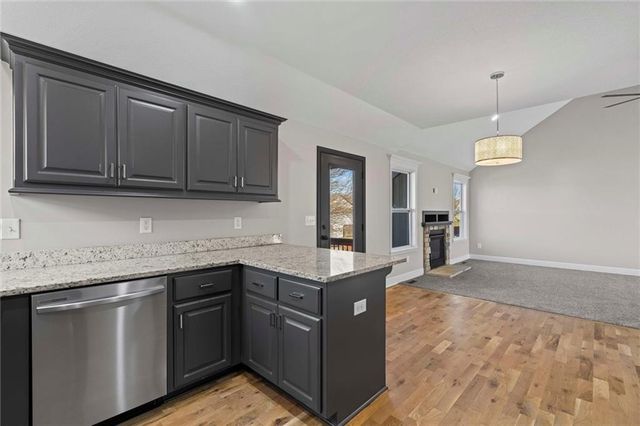 916 N Hickory Drive, Tonganoxie, KS 66086