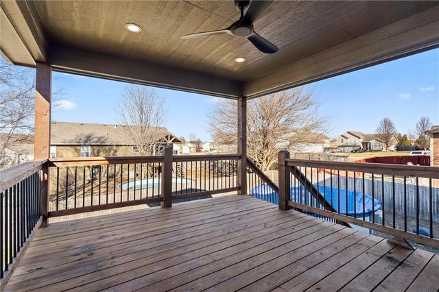 916 N Hickory Drive, Tonganoxie, KS 66086