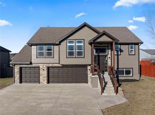 916 N Hickory Drive, Tonganoxie, KS 66086