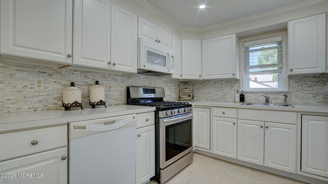 25 Lake Avenue, Helmetta, NJ 08828