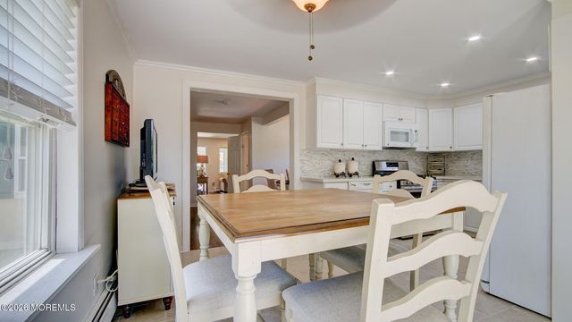 25 Lake Avenue, Helmetta, NJ 08828