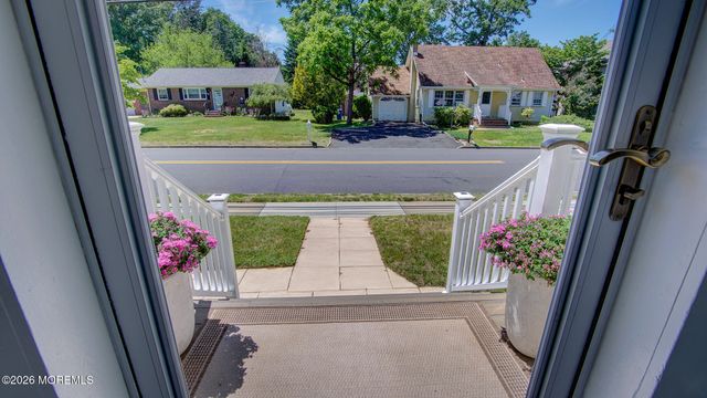 25 Lake Avenue, Helmetta, NJ 08828