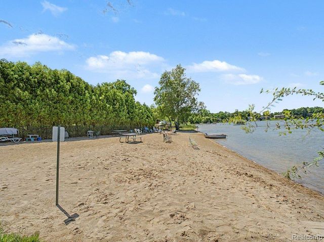 1974 Klingensmith Road 4, Bloomfield Charter Township, MI 48302