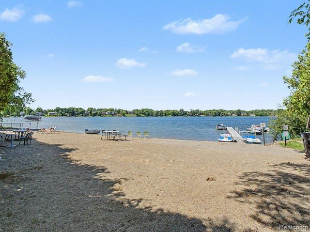 1974 Klingensmith Road 4, Bloomfield Charter Township, MI 48302