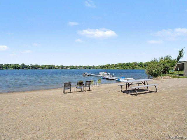 1974 Klingensmith Road 4, Bloomfield Charter Township, MI 48302