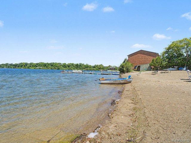 1974 Klingensmith Road 4, Bloomfield Charter Township, MI 48302