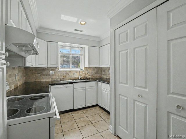 1974 Klingensmith Road 4, Bloomfield Charter Township, MI 48302