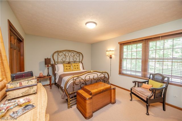 548 Squirrel Hill Drive, Youngstown, OH 44512