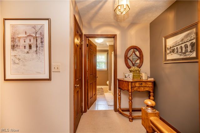 548 Squirrel Hill Drive, Youngstown, OH 44512