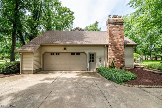 548 Squirrel Hill Drive, Youngstown, OH 44512