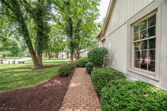 548 Squirrel Hill Drive, Youngstown, OH 44512