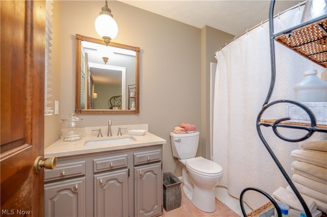 548 Squirrel Hill Drive, Youngstown, OH 44512
