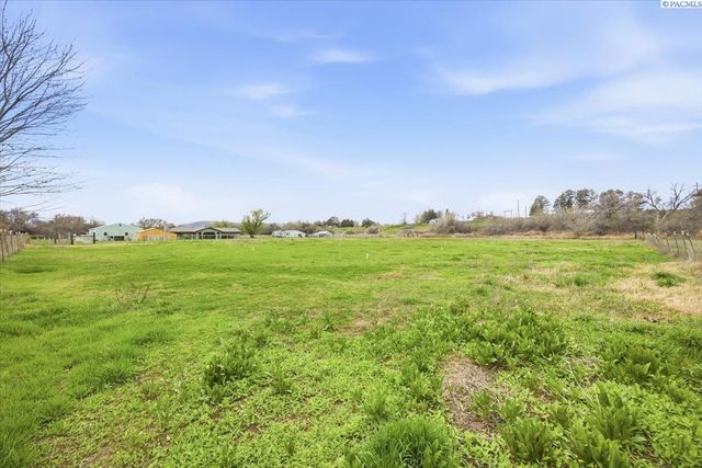 91011 N Yakima River Dr., West Richland, WA 99353