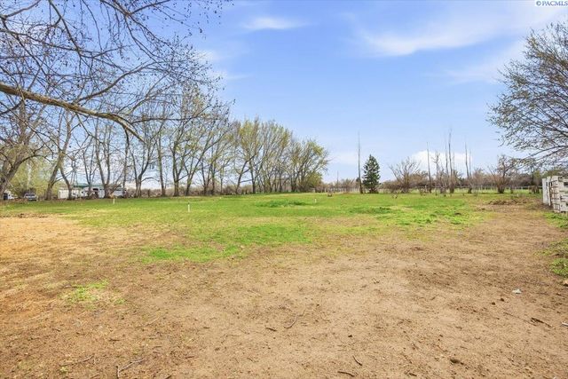 91011 N Yakima River Dr., West Richland, WA 99353