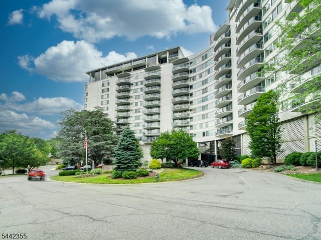 1 Claridge Dr 925, Verona Twp., NJ 07044