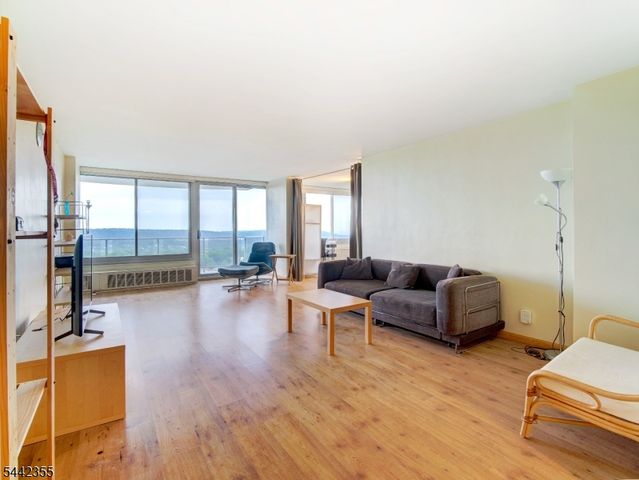 1 Claridge Dr 925, Verona Twp., NJ 07044