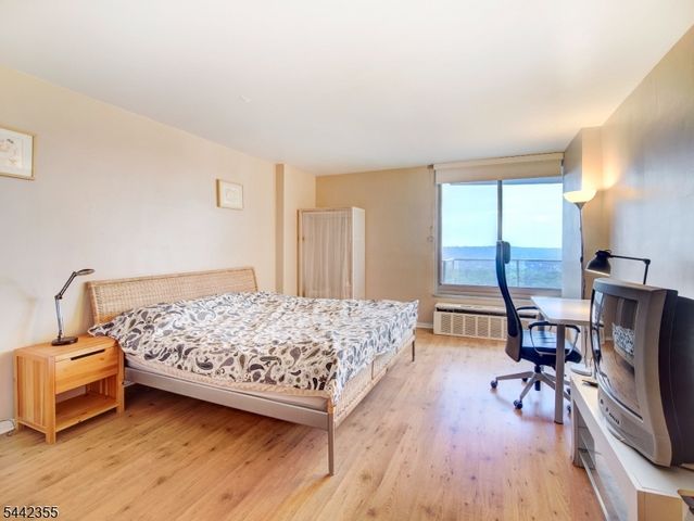 1 Claridge Dr 925, Verona Twp., NJ 07044
