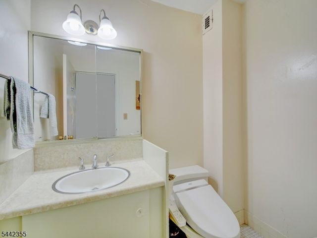 1 Claridge Dr 925, Verona Twp., NJ 07044