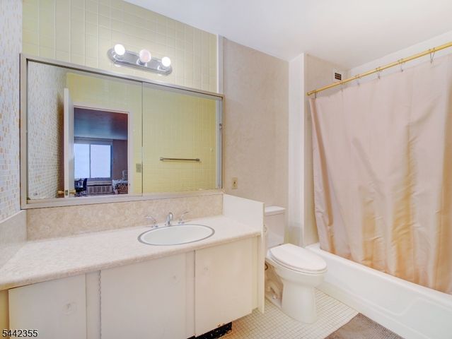 1 Claridge Dr 925, Verona Twp., NJ 07044