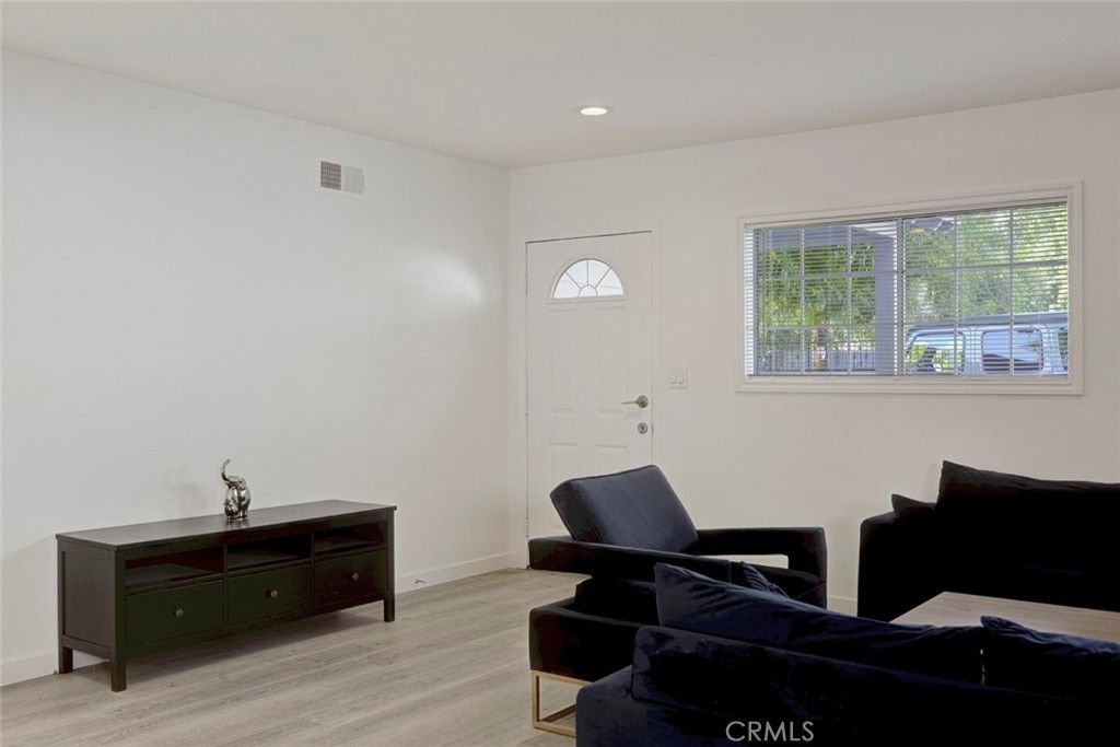Image 10 of property listing at 14918 Wyandotte, Van Nuys, CA 91405