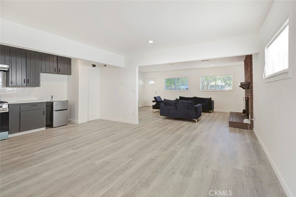 Image 14 of property listing at 14918 Wyandotte, Van Nuys, CA 91405