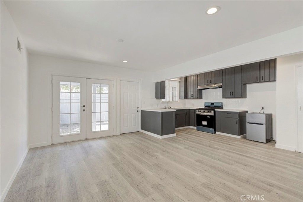 Image 15 of property listing at 14918 Wyandotte, Van Nuys, CA 91405