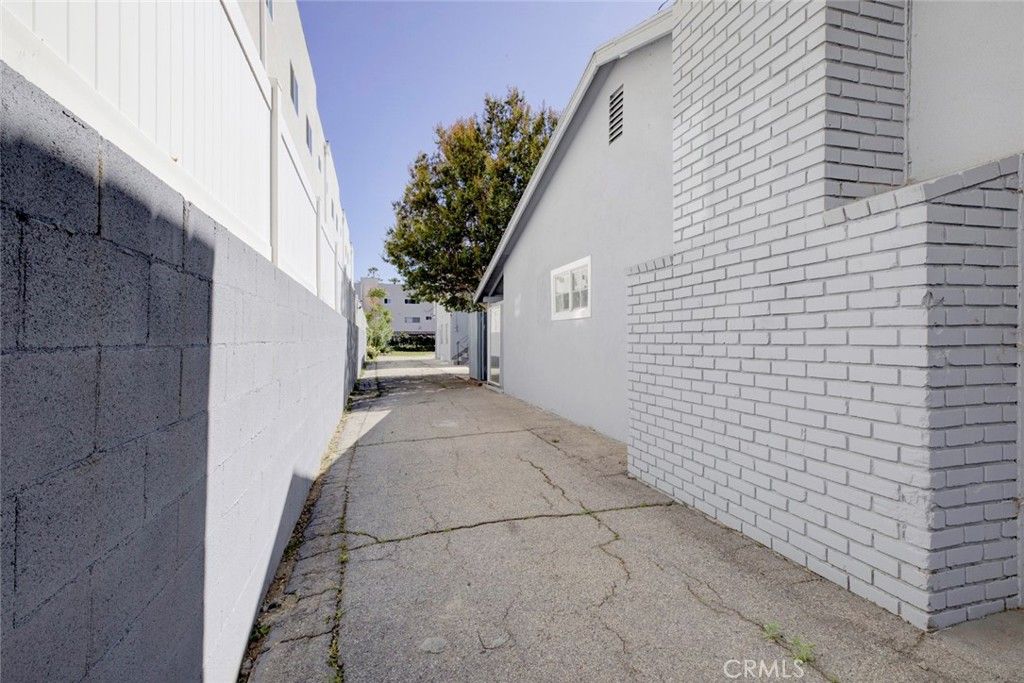 Image 39 of property listing at 14918 Wyandotte, Van Nuys, CA 91405