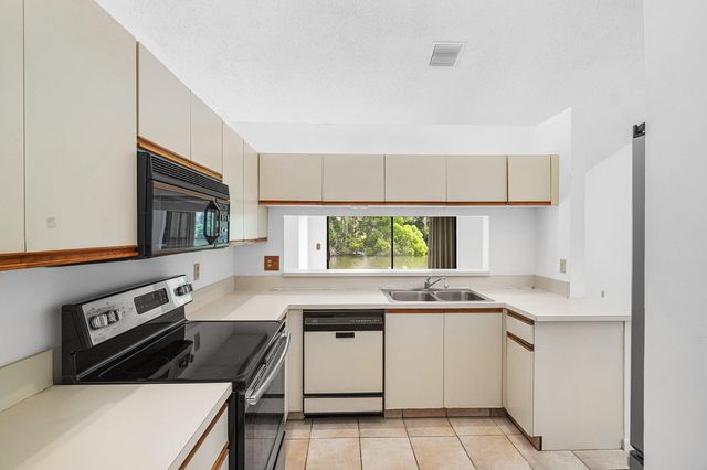 9297 Laurel Green Drive, Boynton Beach, FL 33437