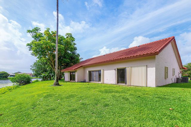 9297 Laurel Green Drive, Boynton Beach, FL 33437