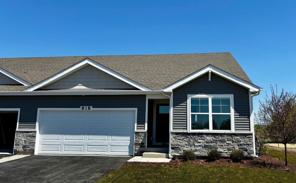 818A Concord CIRCLE, Burlington, WI 53105
