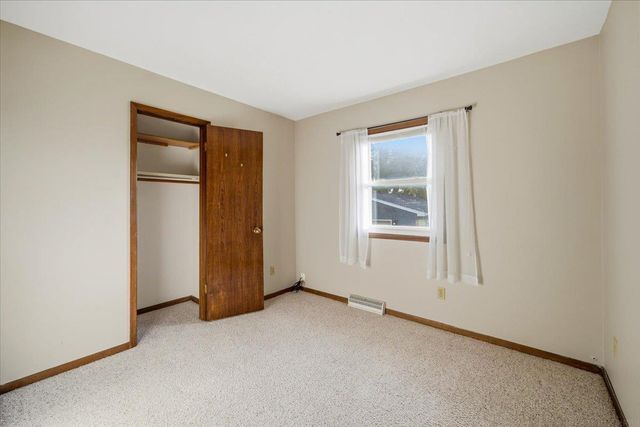 1019 Fleur Dr, Waterloo, IA 50701