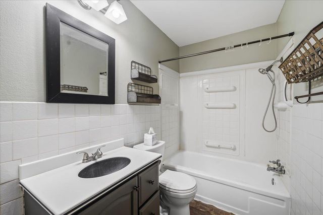 1019 Fleur Dr, Waterloo, IA 50701