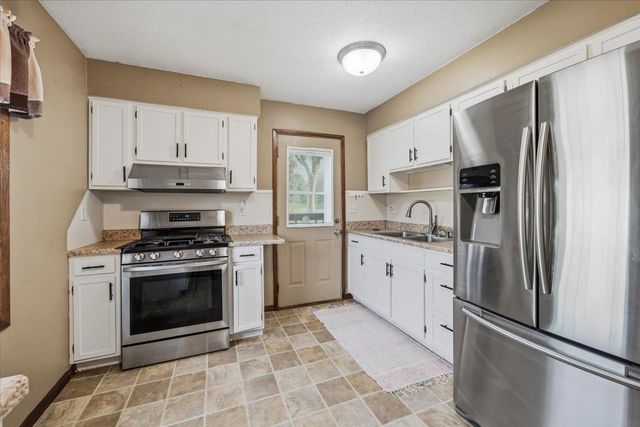 1019 Fleur Dr, Waterloo, IA 50701