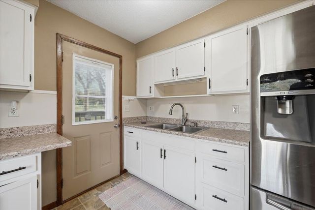 1019 Fleur Dr, Waterloo, IA 50701