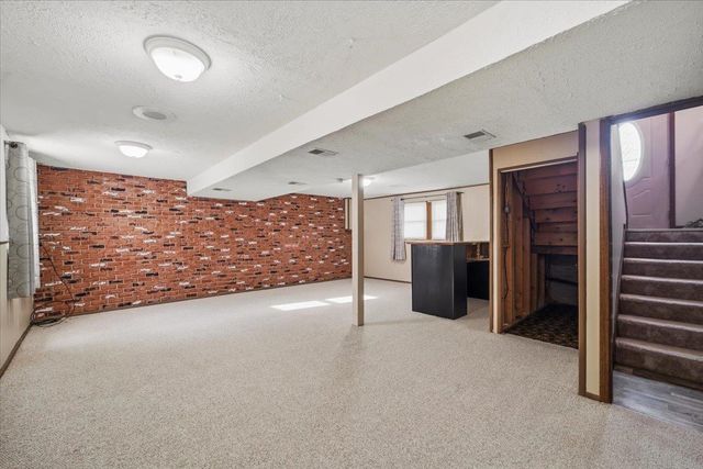 1019 Fleur Dr, Waterloo, IA 50701