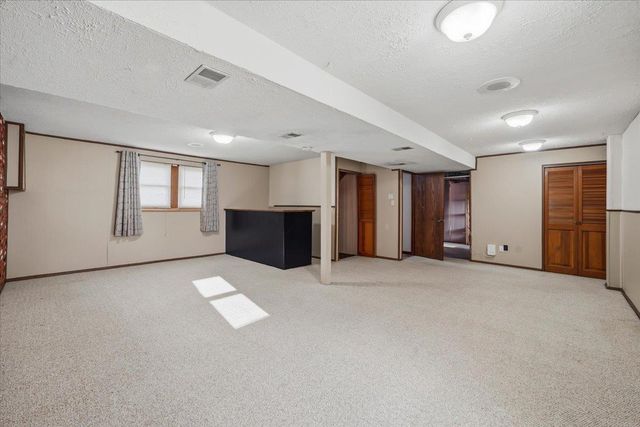 1019 Fleur Dr, Waterloo, IA 50701