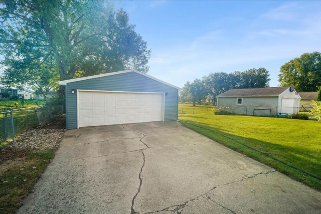 1019 Fleur Dr, Waterloo, IA 50701