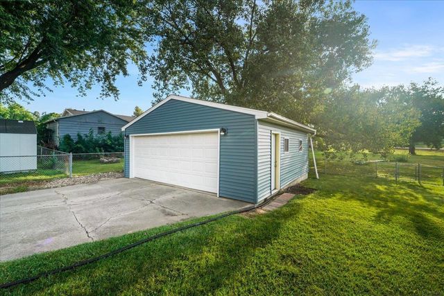 1019 Fleur Dr, Waterloo, IA 50701