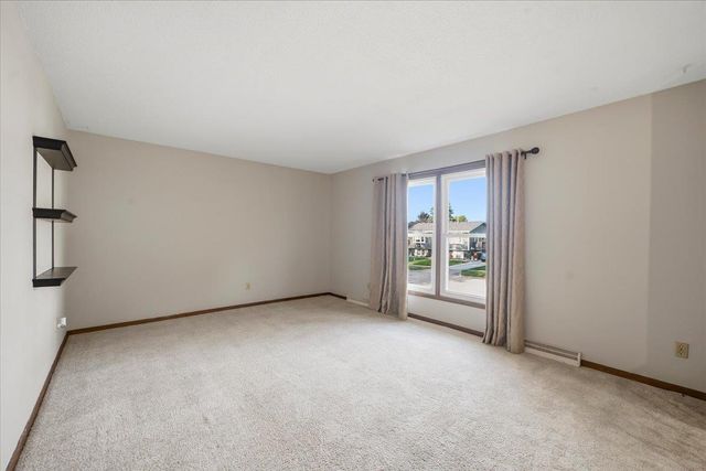 1019 Fleur Dr, Waterloo, IA 50701