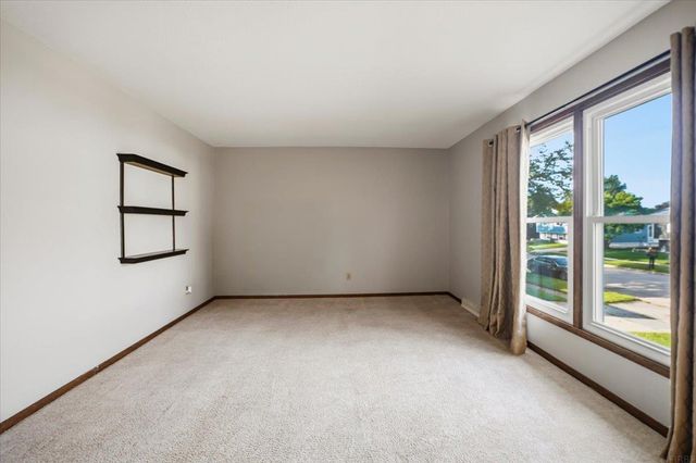 1019 Fleur Dr, Waterloo, IA 50701