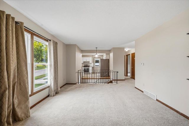 1019 Fleur Dr, Waterloo, IA 50701
