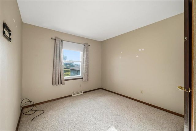 1019 Fleur Dr, Waterloo, IA 50701