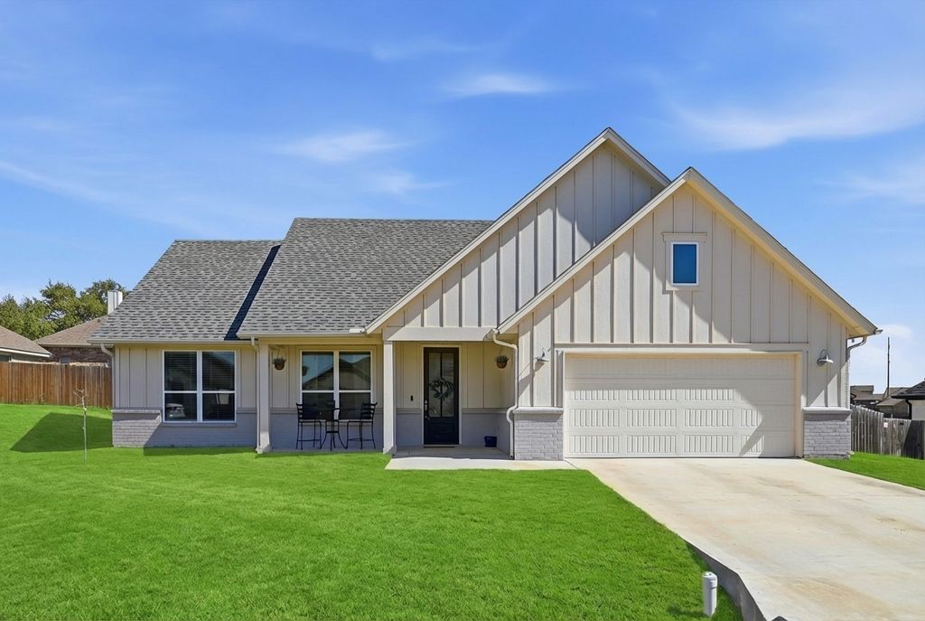 4004 Gallivant Drive, Granbury, TX 76049