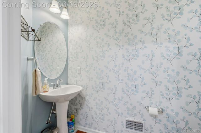 9001 Van Dusen Court, Green Oak Township, MI 48178