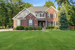 9001 Van Dusen Court, Green Oak Township, MI 48178