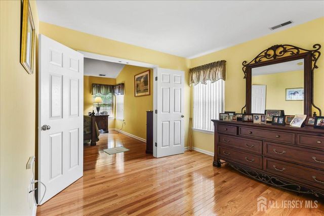5 Yardley Manor Drive, Old Bridge, NJ 07747