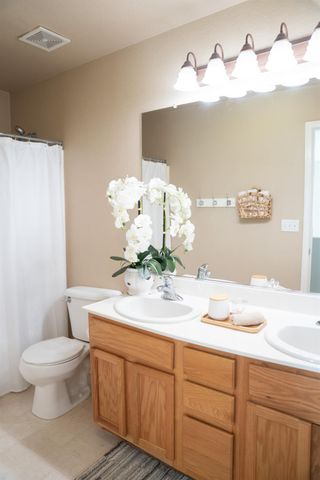 1606 Symphony Ln, Hughson, CA 95326