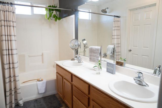 1606 Symphony Ln, Hughson, CA 95326