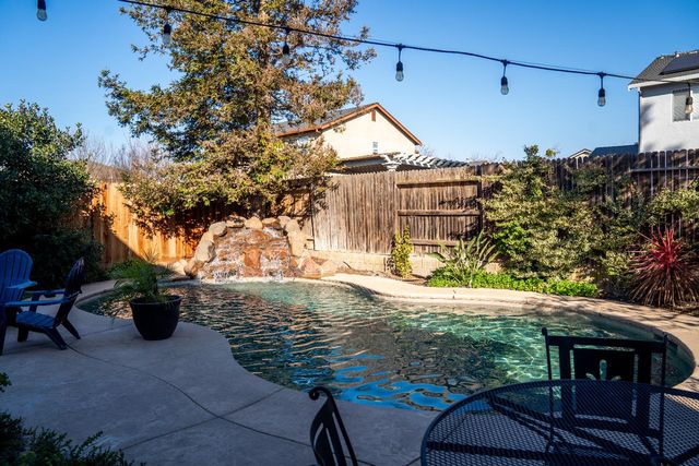 1606 Symphony Ln, Hughson, CA 95326