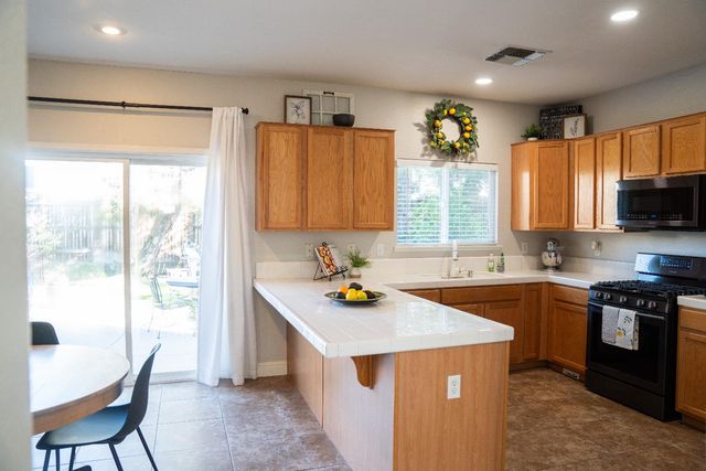 1606 Symphony Ln, Hughson, CA 95326